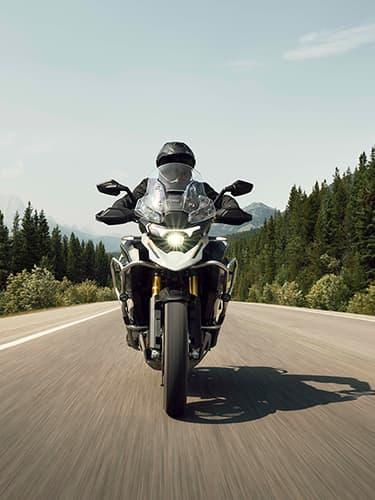 Белый Triumph Tiger 1200 Rally Explorer спереди